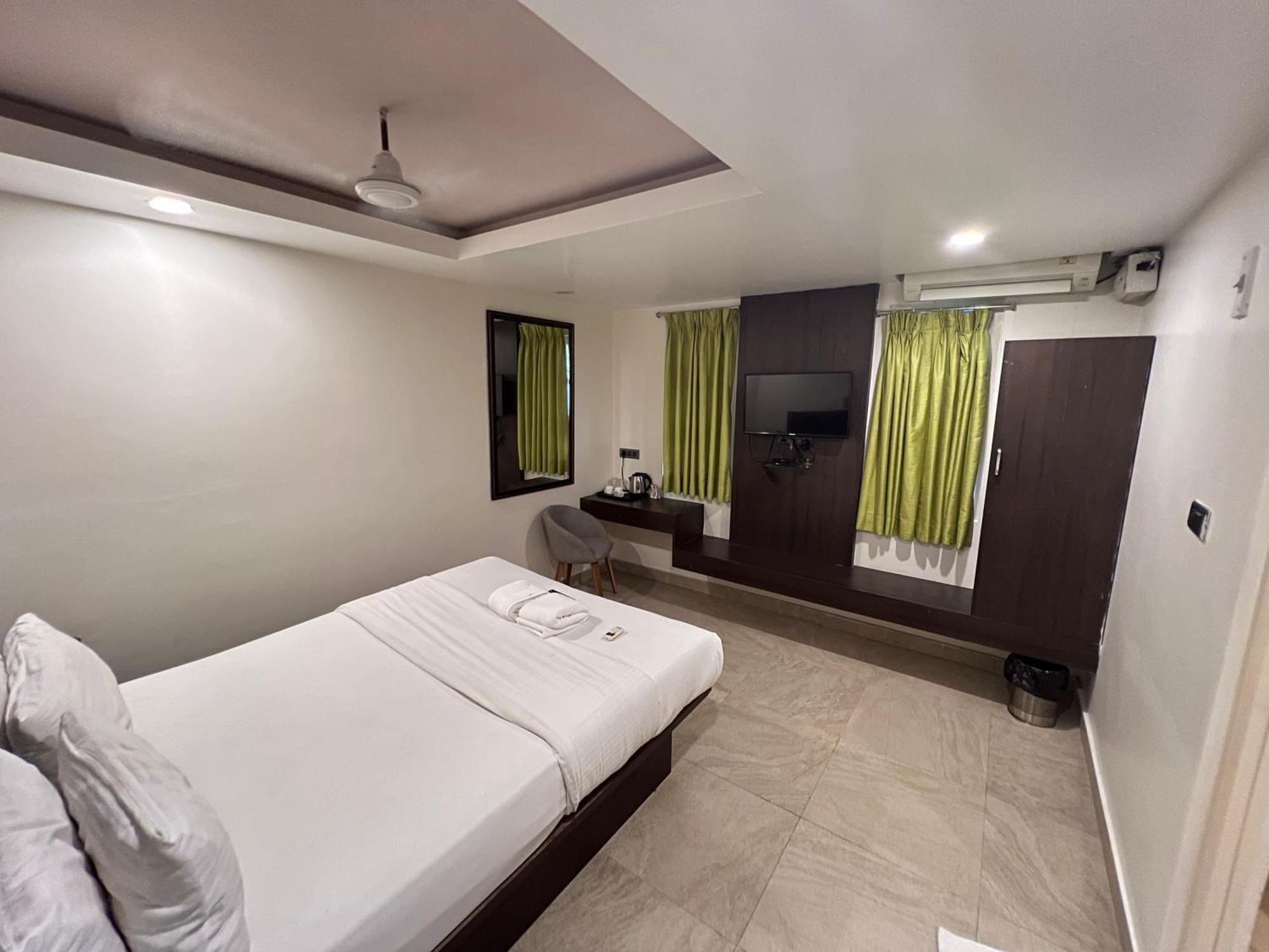 Diviyum Manor Hotel Port Blair Buitenkant foto