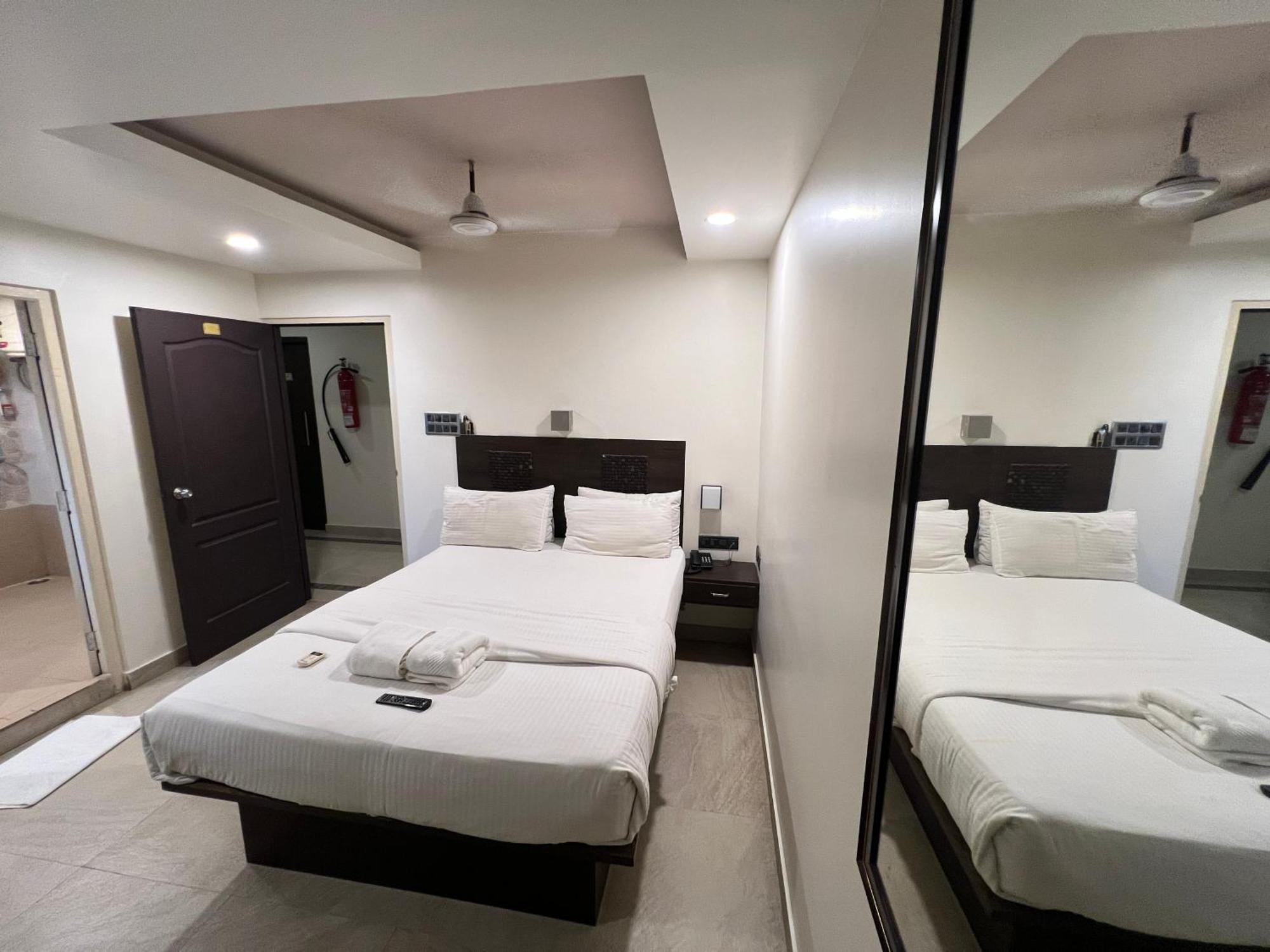 Diviyum Manor Hotel Port Blair Buitenkant foto