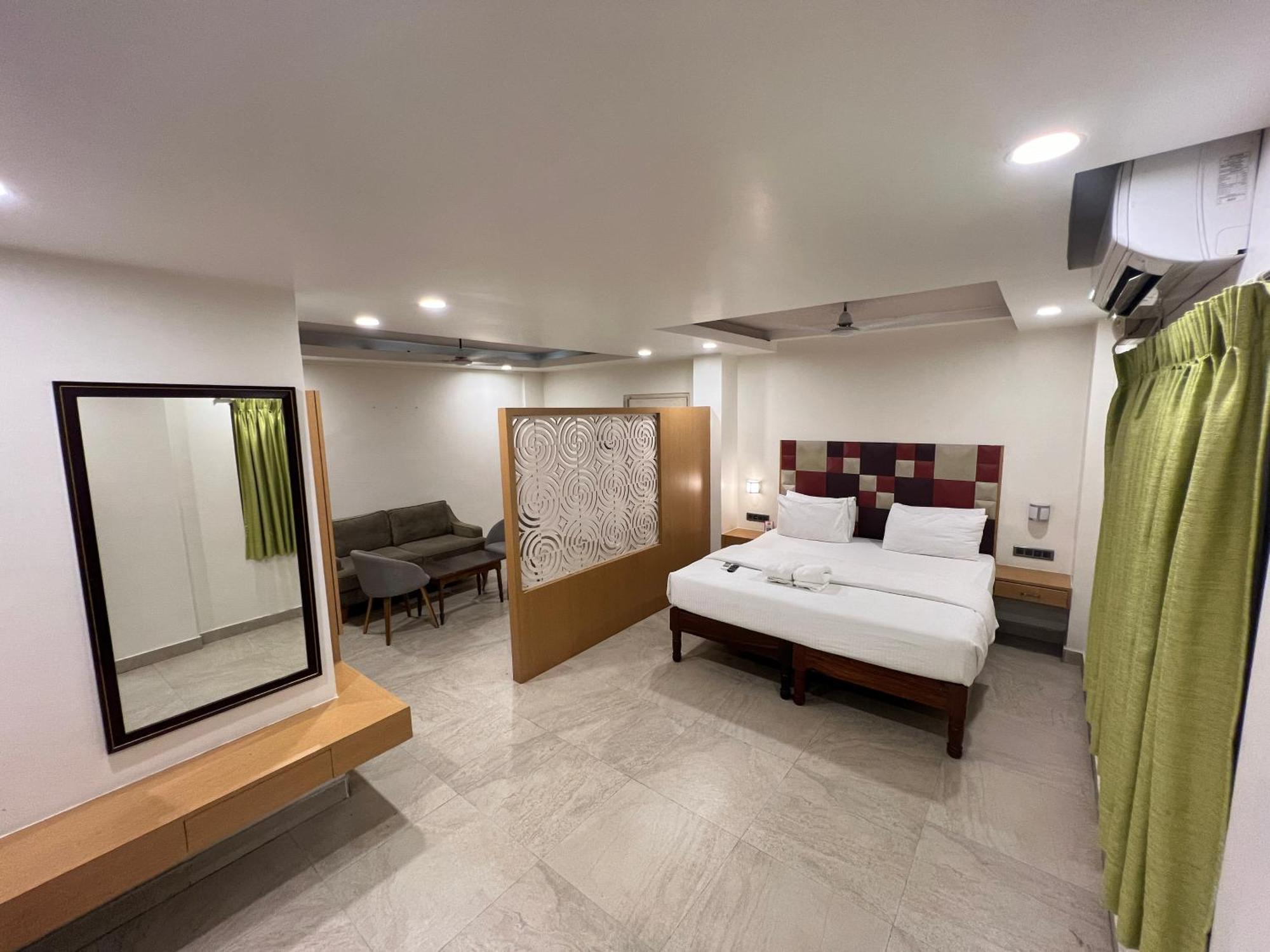 Diviyum Manor Hotel Port Blair Buitenkant foto