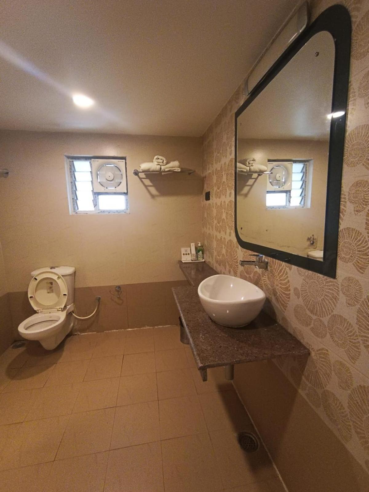 Diviyum Manor Hotel Port Blair Buitenkant foto